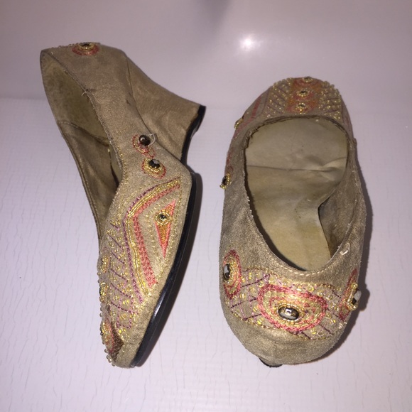 Faux suede closed toe jeweled wedges - Picture 5 of 8